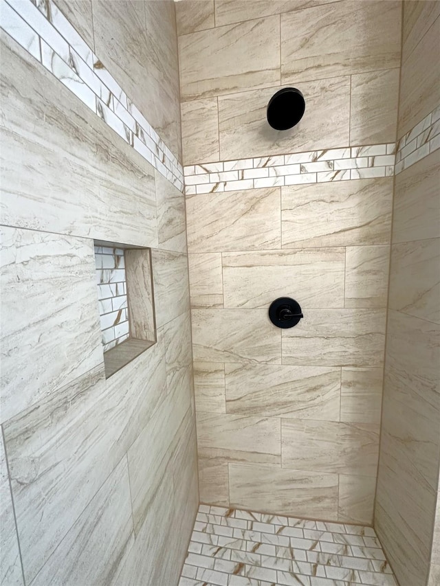 bathroom featuring tiled shower