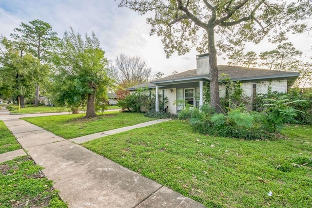 view of front of property featuring a front lawn