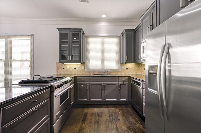 kitchen with tasteful backsplash, sink, stainless steel appliances, and ornamental molding