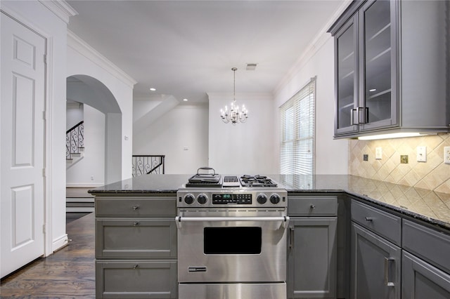 kitchen with stainless steel range, decorative light fixtures, gray cabinetry, and a notable chandelier