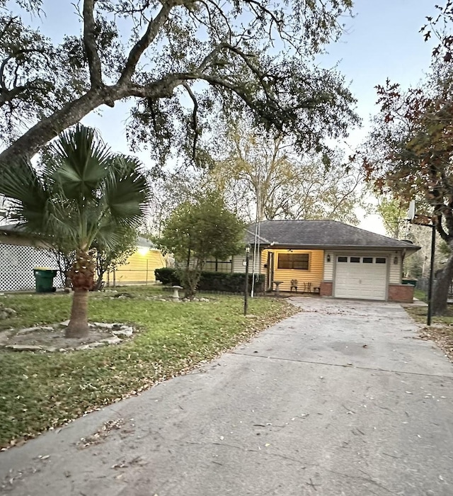 view of front facade featuring a garage and a yard