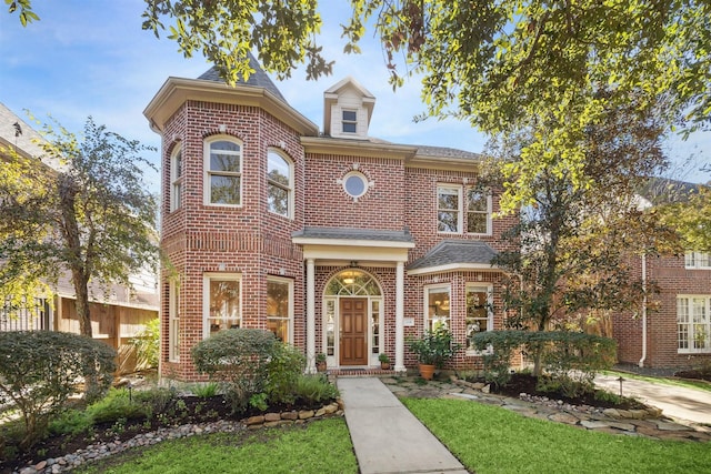 view of front of house featuring a front lawn