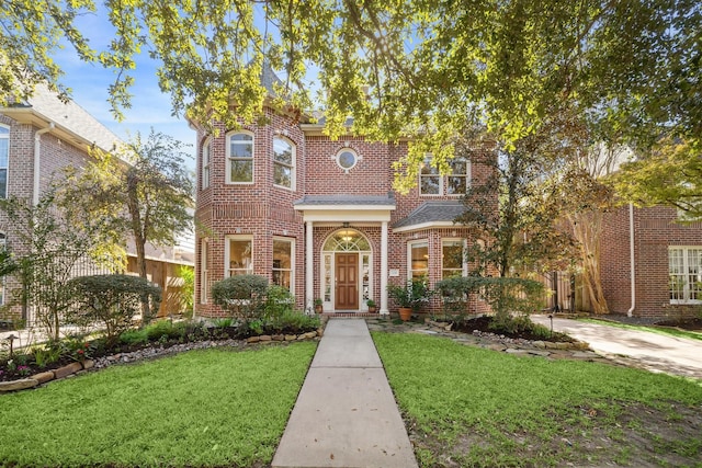 view of front of property featuring a front yard