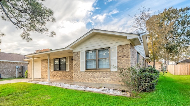 view of front of home with a front lawn