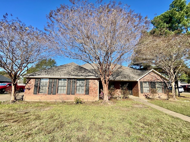 view of front of house featuring a front lawn