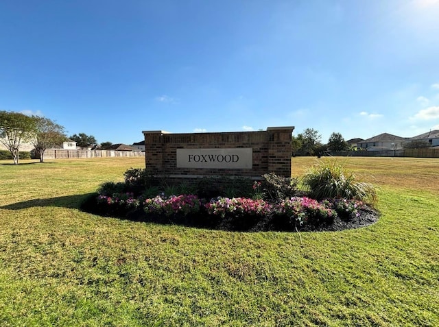 community sign featuring a lawn