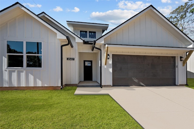 view of front of house featuring a garage and a front yard