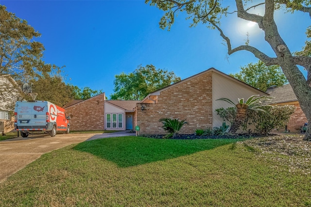 ranch-style home featuring a front yard