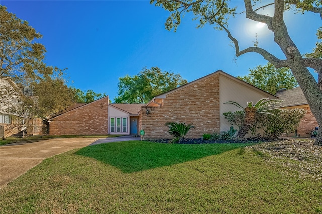 ranch-style home with a front yard