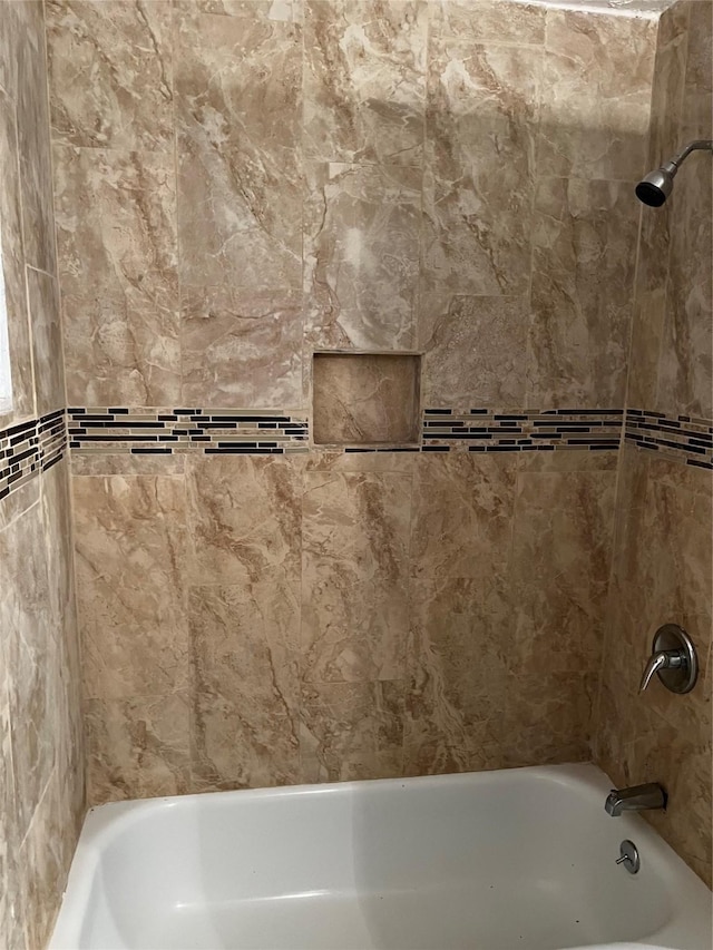 bathroom with tiled shower / bath