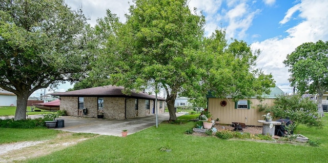 view of yard featuring a patio area