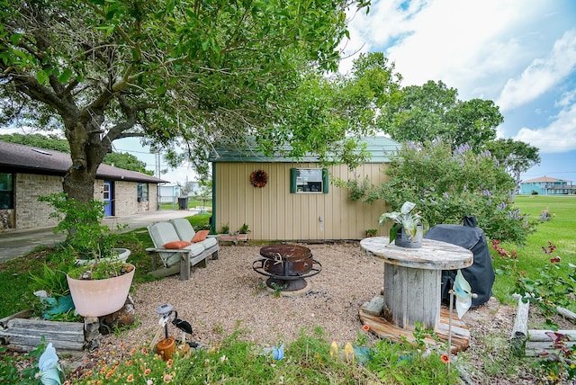 view of yard featuring a fire pit