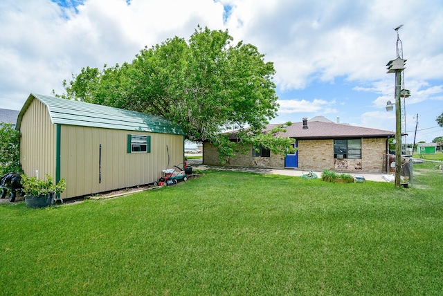 view of yard featuring an outdoor structure