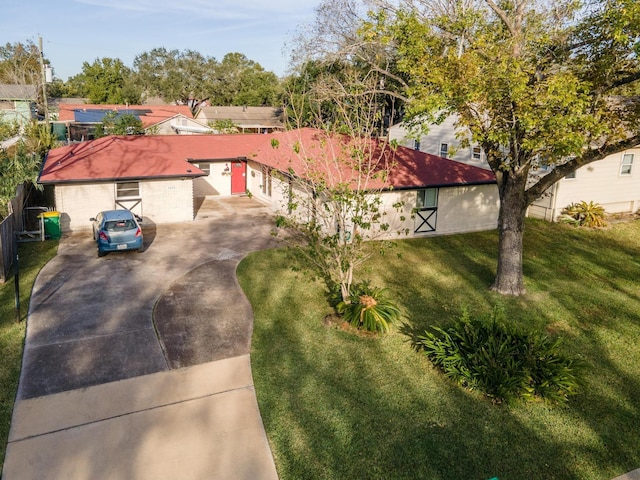 view of front of home featuring a front yard