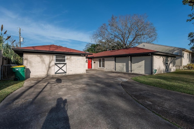 view of front facade featuring a front lawn and an outdoor structure