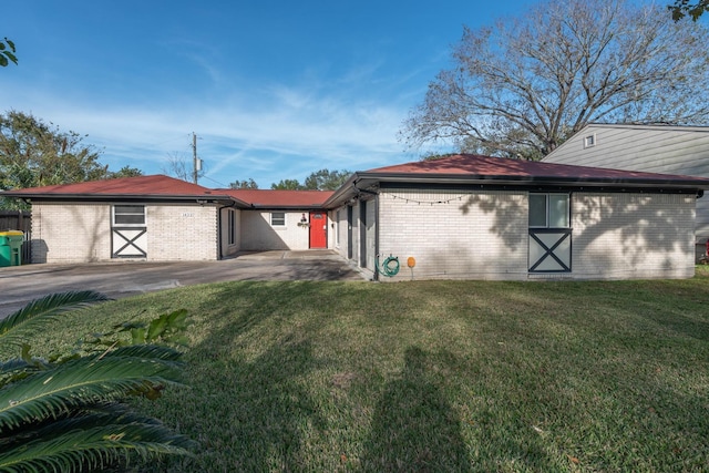 view of front of property with an outdoor structure and a front lawn