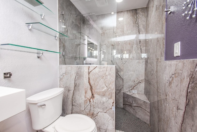 bathroom featuring tiled shower and toilet