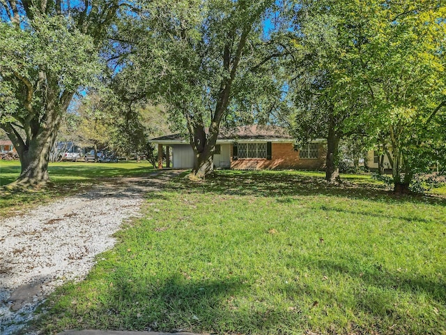 view of front facade featuring a front lawn