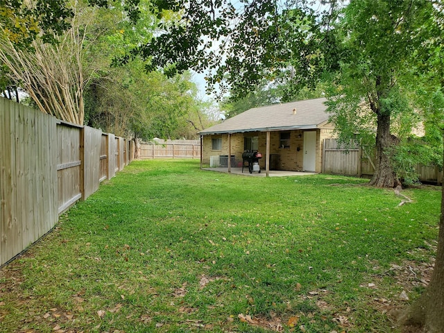 view of yard featuring a patio