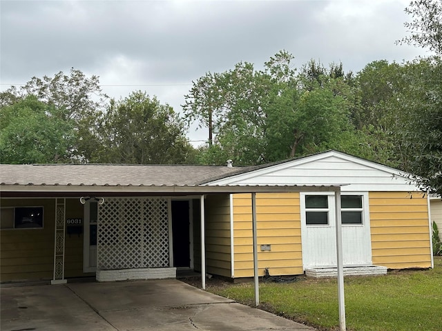 exterior space featuring a front lawn