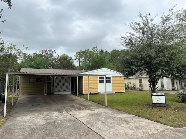 view of front facade featuring a front yard and a carport