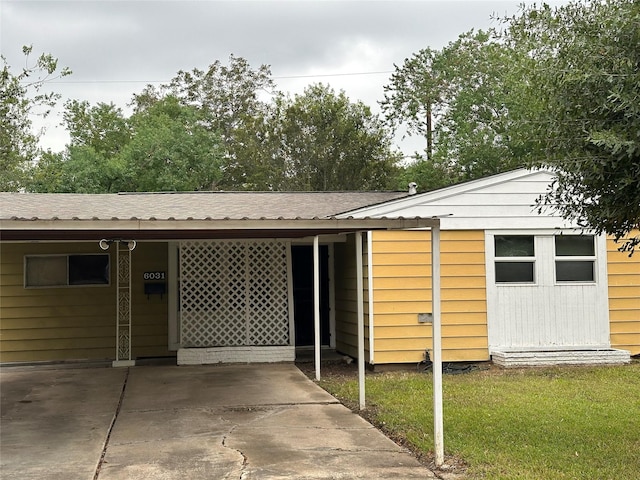 view of front facade with a carport