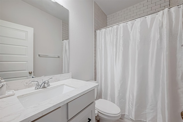 bathroom with a shower with curtain, vanity, and toilet