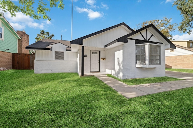 view of front of property featuring a front yard