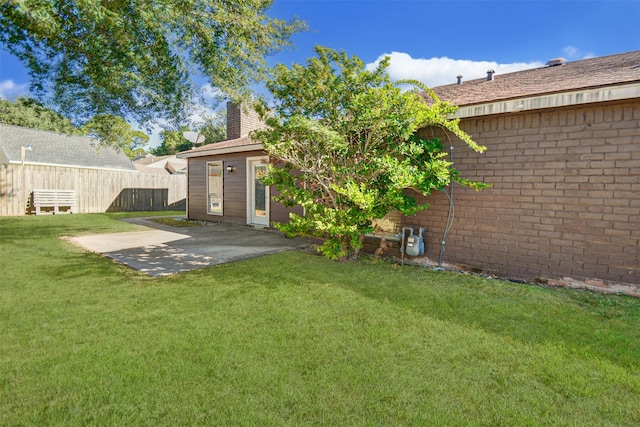 view of yard featuring a patio