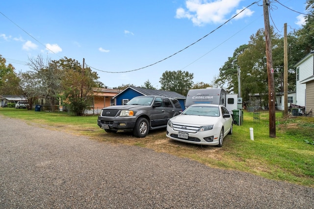 view of front of property featuring a front lawn