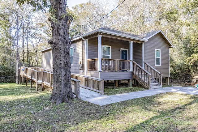 view of front of property featuring a porch and a front lawn