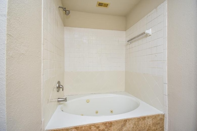 bathroom with tiled shower / bath