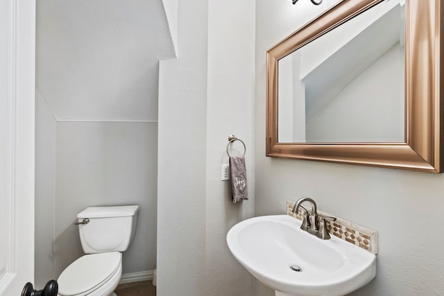 bathroom featuring toilet and sink