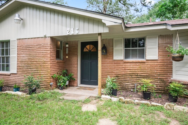 property entrance with covered porch