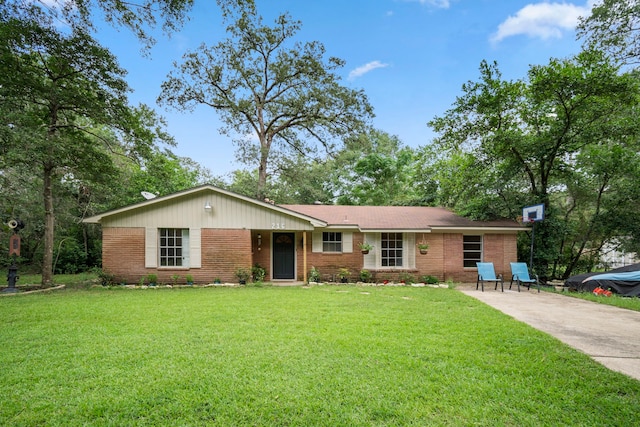 single story home featuring a front lawn