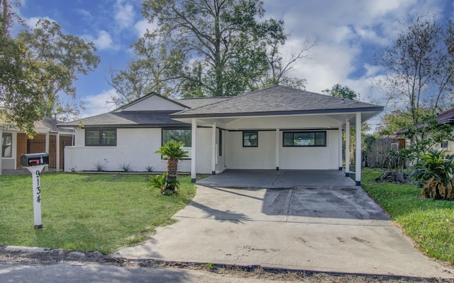 view of front of home with a carport and a front yard