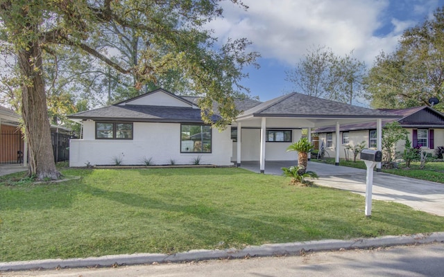 view of front of property featuring a front yard and a carport