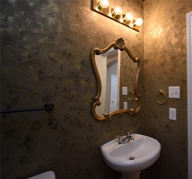 bathroom featuring sink