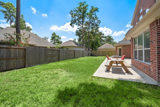 view of yard featuring a patio