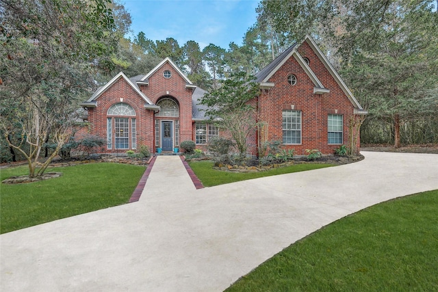 front facade featuring a front yard