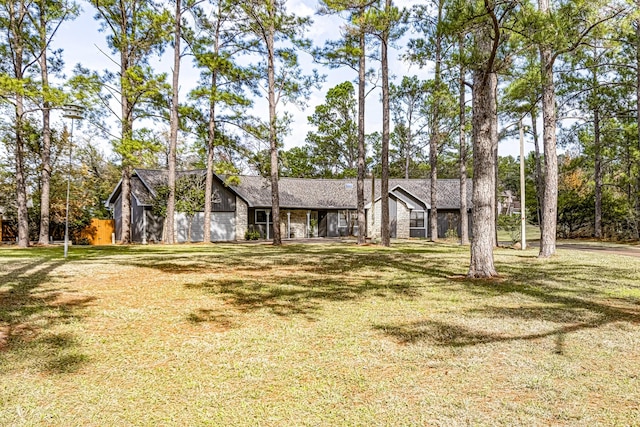 single story home featuring a front yard