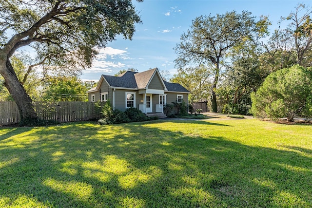 view of front facade featuring a front yard