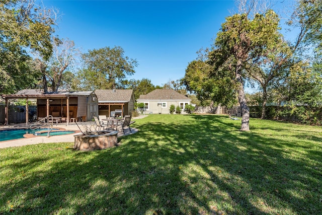 view of yard featuring a pool with hot tub and a patio area