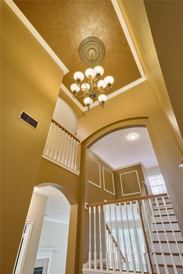 room details with crown molding and a chandelier