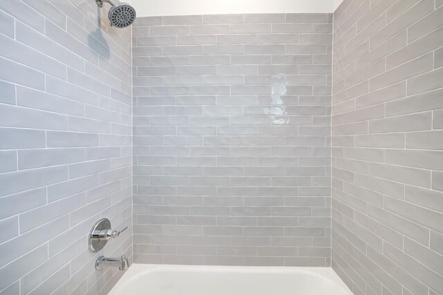 bathroom featuring tiled shower / bath