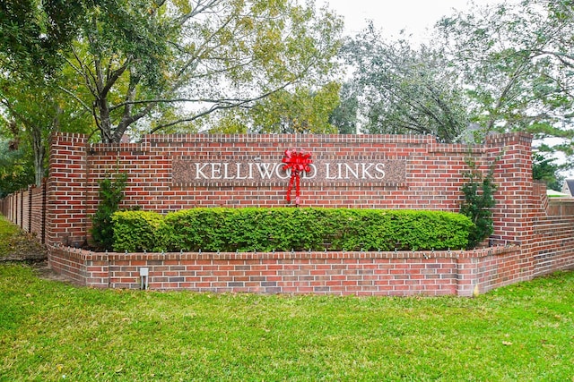 community sign with a lawn