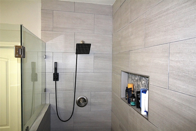 bathroom featuring a tile shower