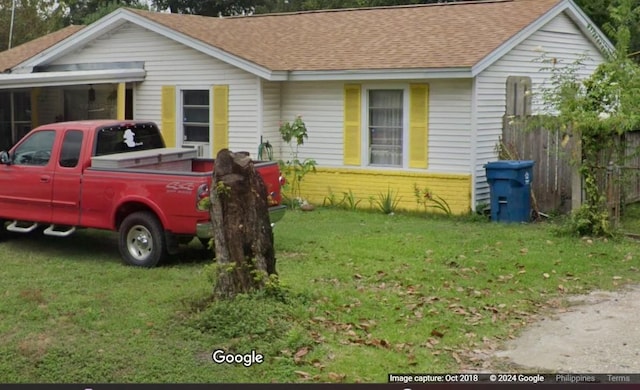 view of front of property featuring a front lawn