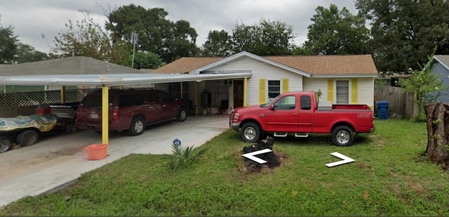 view of front of home featuring a carport and a front lawn