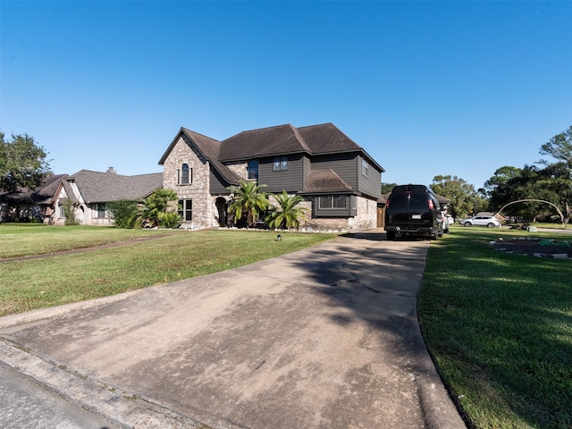 view of front facade featuring a front lawn